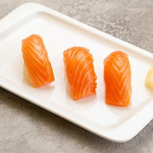 Суши с лососем