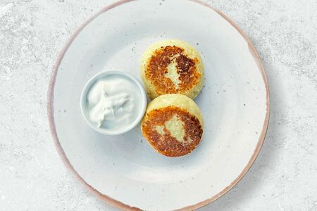 Домашние сырники со сметаной