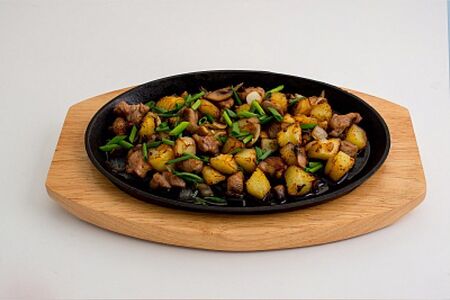 Жареный картофель со свининой и грибами