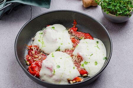 Печёные болгарские перцы и узбекские томаты с кедровыми орешками и муссом из пармезана