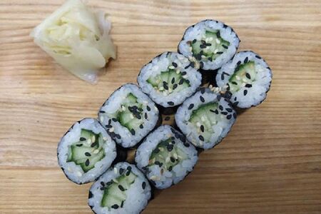 Классический ролл с огурцом