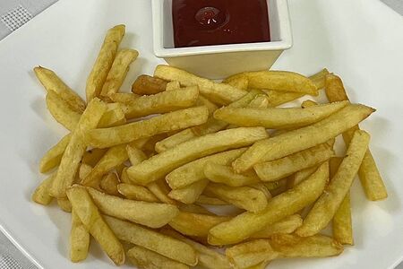 Картофель фри с кетчупом