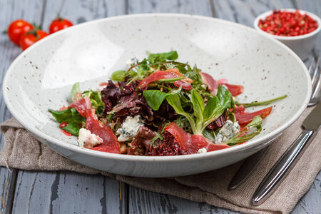 Салат с подкопченной уткой и сыром горгонзола