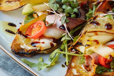 Брускетта с уткой