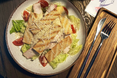Салат Цезарь с курочкой