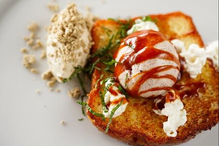 Бриошь с творожным муссом из халвы