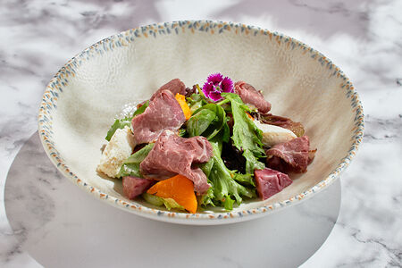 Салат с домашней пастрами из говядины, запеченной тыквой и пряной грушей