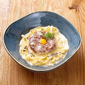Фетучини с белыми грибами и тартаром из говядины
