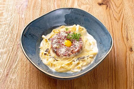 Фетучини с белыми грибами и тартаром из говядины