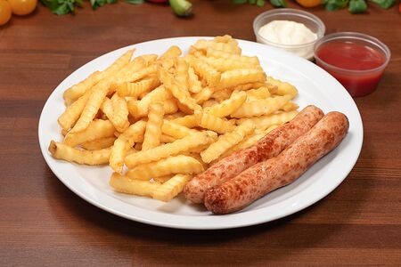 Сосиска на гриле с картофелем фри