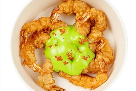 Креветки темпура с зеленым соусом