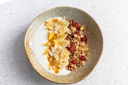 Гранола с манго, бананом и йогуртом