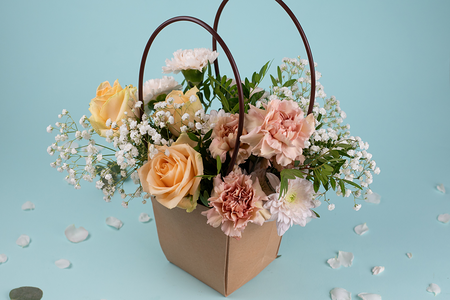 Букет цветов из роз и диантусов Сладкая пудра в крафтовой сумочке