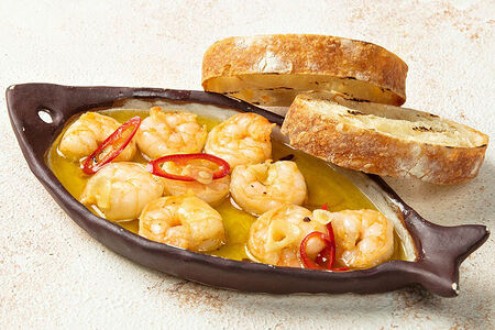 Тигровые креветки, обжаренные с чили и чесноком в оливковом масле