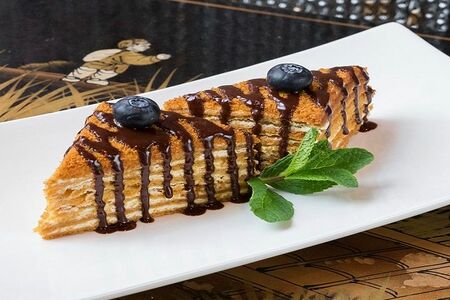 Торт Медовик с шоколадным соусом