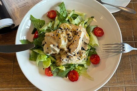 Теплый салат с курицей