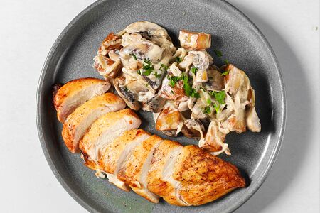 Куриное филе с грибами и картофелем в сливочном соусе