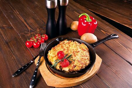 Свинина, запеченная с дерунами в сливочно-грибном соусе