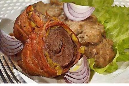 Бычьи яйца в беконе