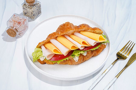 Круассан с ветчиной и сыром