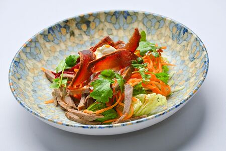 Южный салат с овощами, говядиной и бастурмой