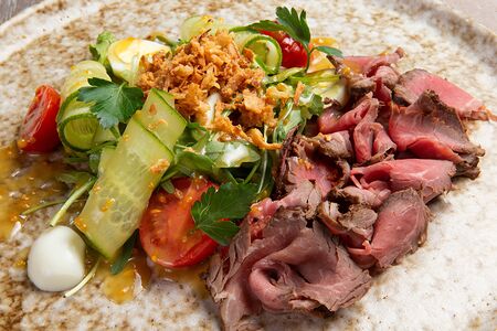 Салат с ростбифом