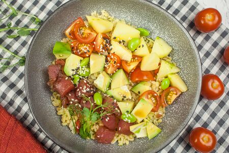 Боул с тунцом, бобами эдамаме и булгуром