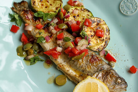 Форель с кабачками на углях