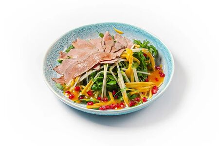 Салат с утиной грудкой и соусом манго