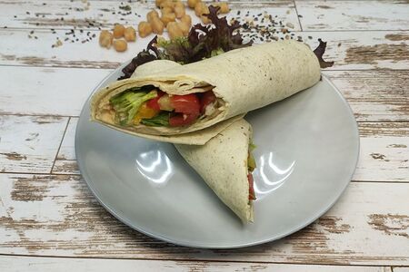 Ролл-сендвич с хумусом и овощами