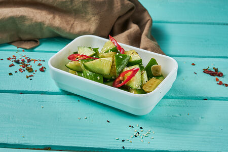 Пряный салат с огурцами и чили