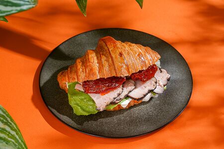 Круассан с пастрами из индейки и вялеными томатами