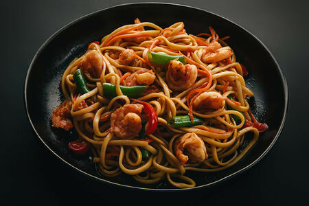 Удон с тигровыми креветками терияки