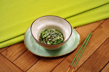 Салат Чука с ореховым соусом