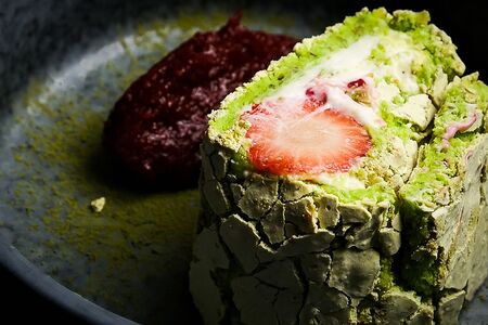 Фисташковый меренговый рулет со свежей клубникой