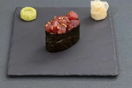 Гунканы Магуро с кунжутом