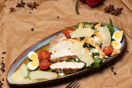 Салат Цезарь с курицей