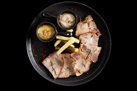 Буженина со слабосолёными огурчиками