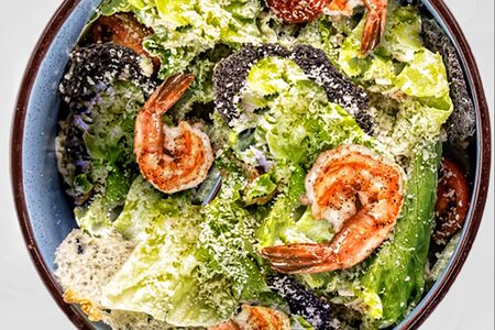 Салат Цезарь с креветками