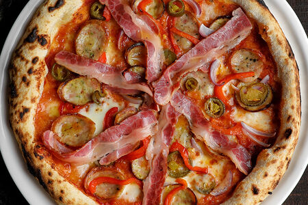 Пицца с домашним колбасками