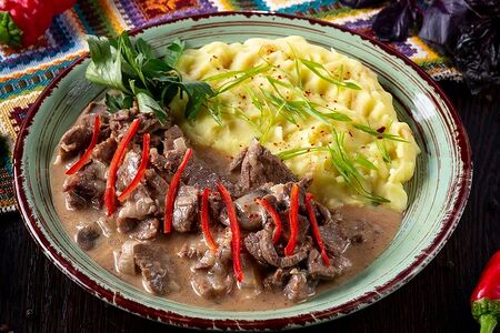 Бефстроганов с картофельным пюре