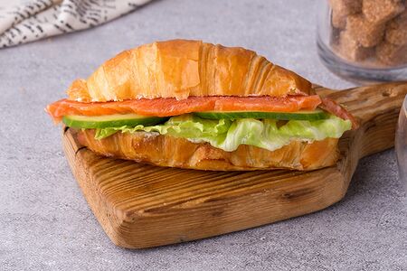 Круассан с лососем