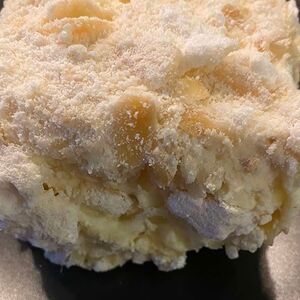 Пирожное миндальное с малиной