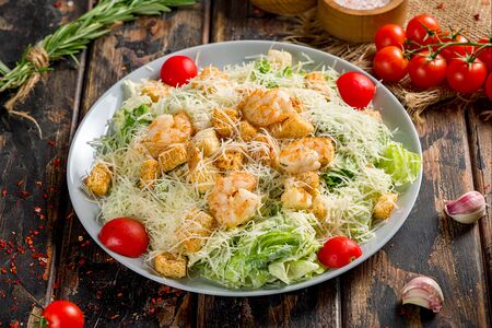 Салат Цезарь с креветками