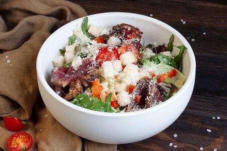 Салат с ростбифом и горчичным соусом