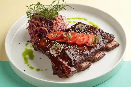 Томленые свиные ребра в азиатской глазури и коул слоу