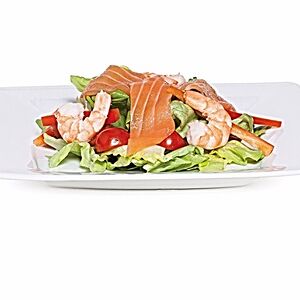 Салат с лососем и креветками