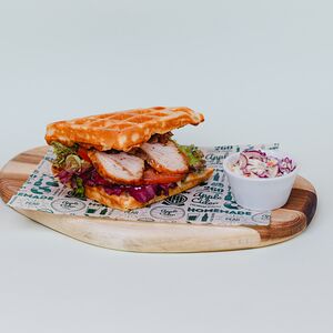 Запеченное куриное филе и овощная сальса