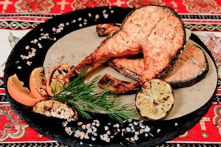 Стейк семги на мангале