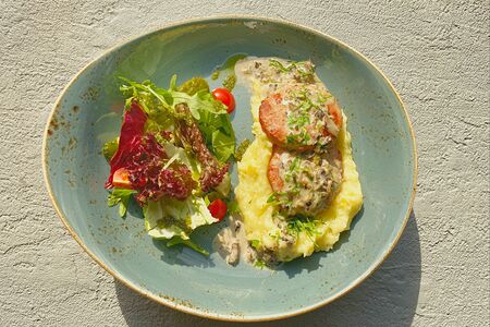 Куриные котлеты с картофельным пюре